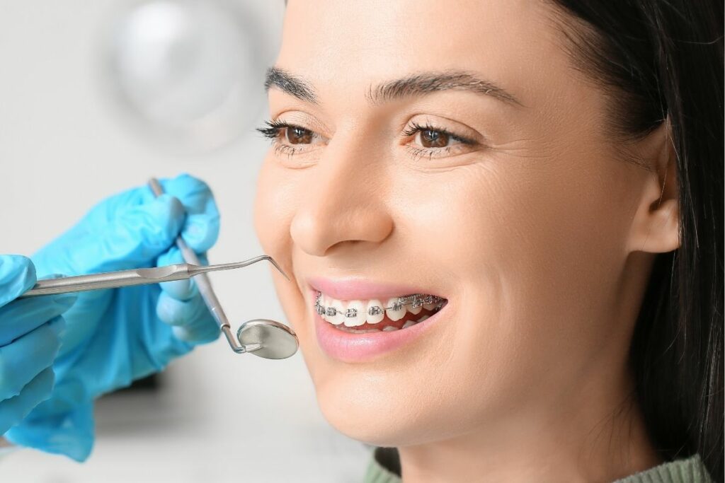 Femme chez l'orthodontiste pour ajuster ses appareils dentaires