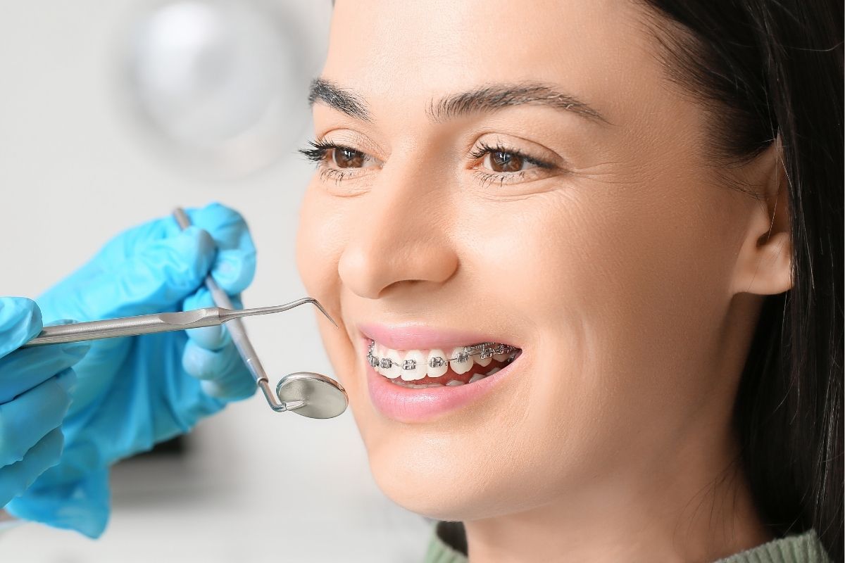 Femme chez l'orthodontiste pour ajuster ses appareils dentaires